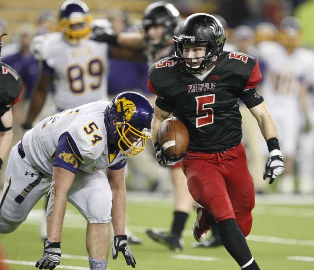 Argyle Eagles Gage McCook (5) escape from Abilene Wylie Bulldogs Riley Hedge (54) during the...