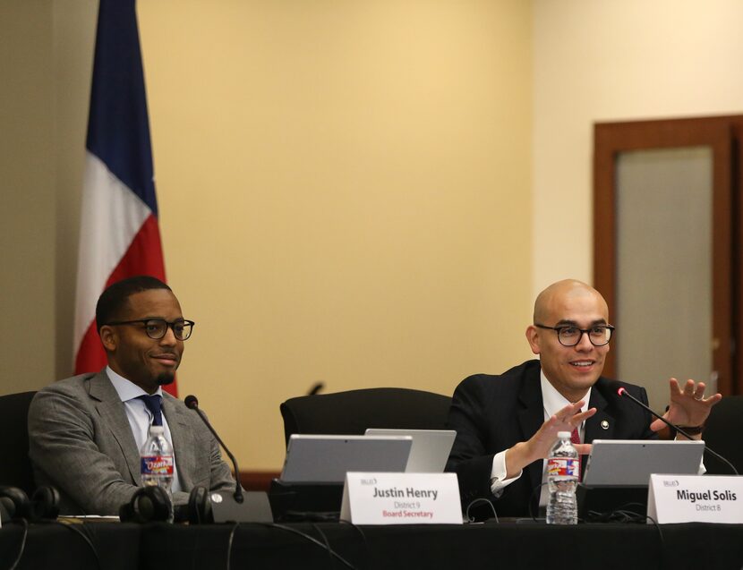 Justin Henry (izquierda) y Miguel Solis, dos vocales de la junta directiva de Dallas ISD...