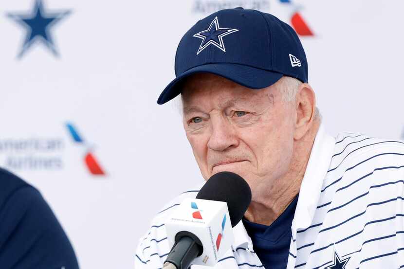 El propietario de los Dallas Cowboys, Jerry Jones, escucha durante la conferencia de prensa...