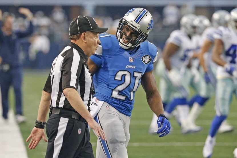 Detroit Lions running back Reggie Bush (21) talks with an official during the Detroit Lions...