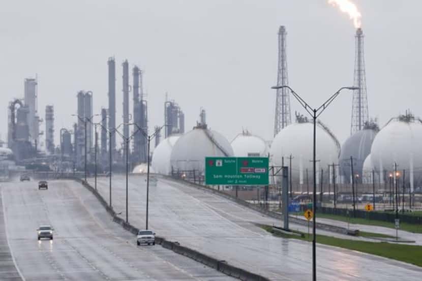 Unas plantas de refinerías Shell junto con otras por la autopista 146 el martes, en Deer...