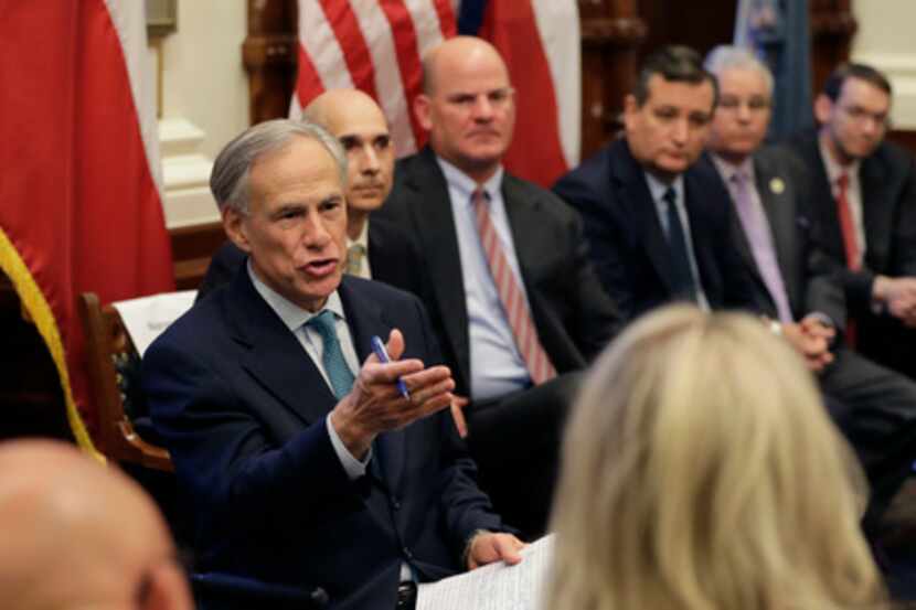 El gobernador de Texas se reunió la semana pasada con víctimas de la violencia por armas. El...