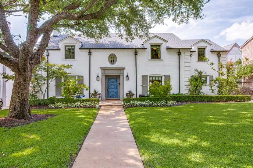 Take a look at the home at 6908 Lakeshore Drive in Dallas.