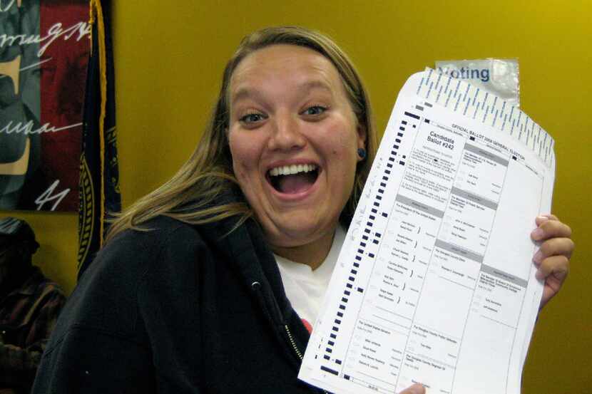 Nikola Halycyone Jordan, se tomó una foto con su boleta electoral en el 2008 en Nebraska....