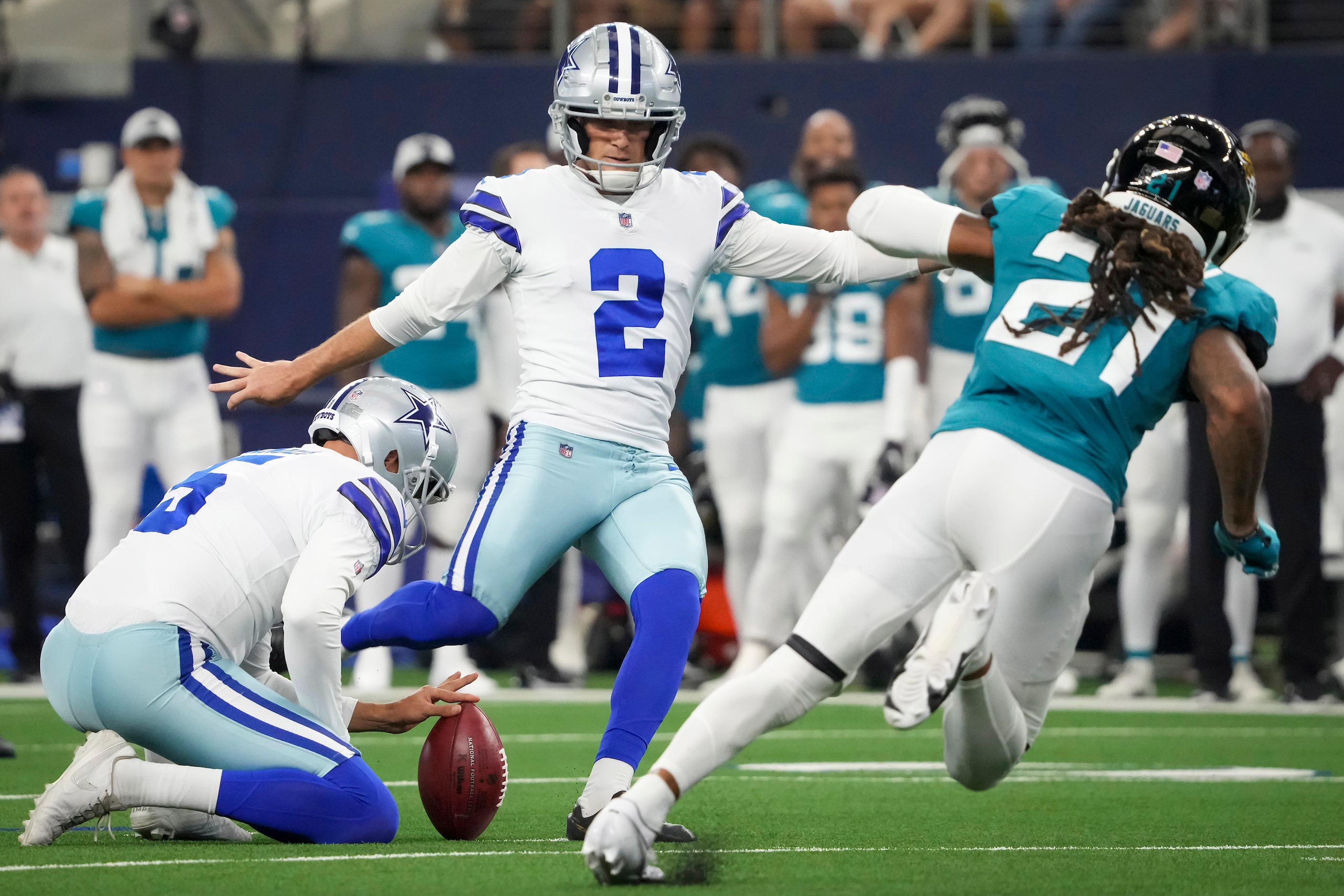 Dallas Cowboys kicker Greg Zuerlein (2) attempts a 56-yard field goal during the first half...