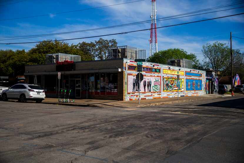 Deep Ellum Art Company está en la esquina de las calles Commerce y Murray de Dallas.