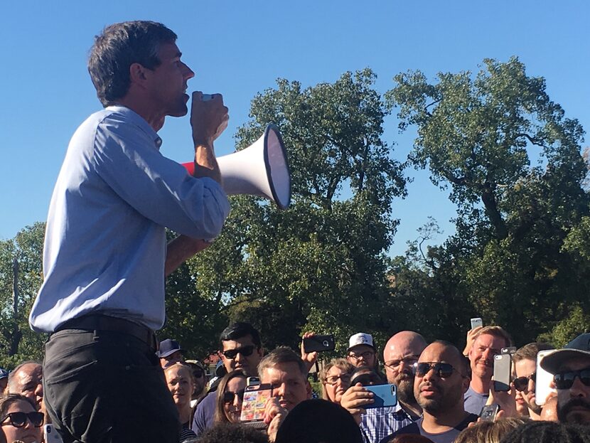 Beto O’Rourke se dirige a un grupo de votantes en Oak Cliff el sábado 27 de octubre, 10 días...