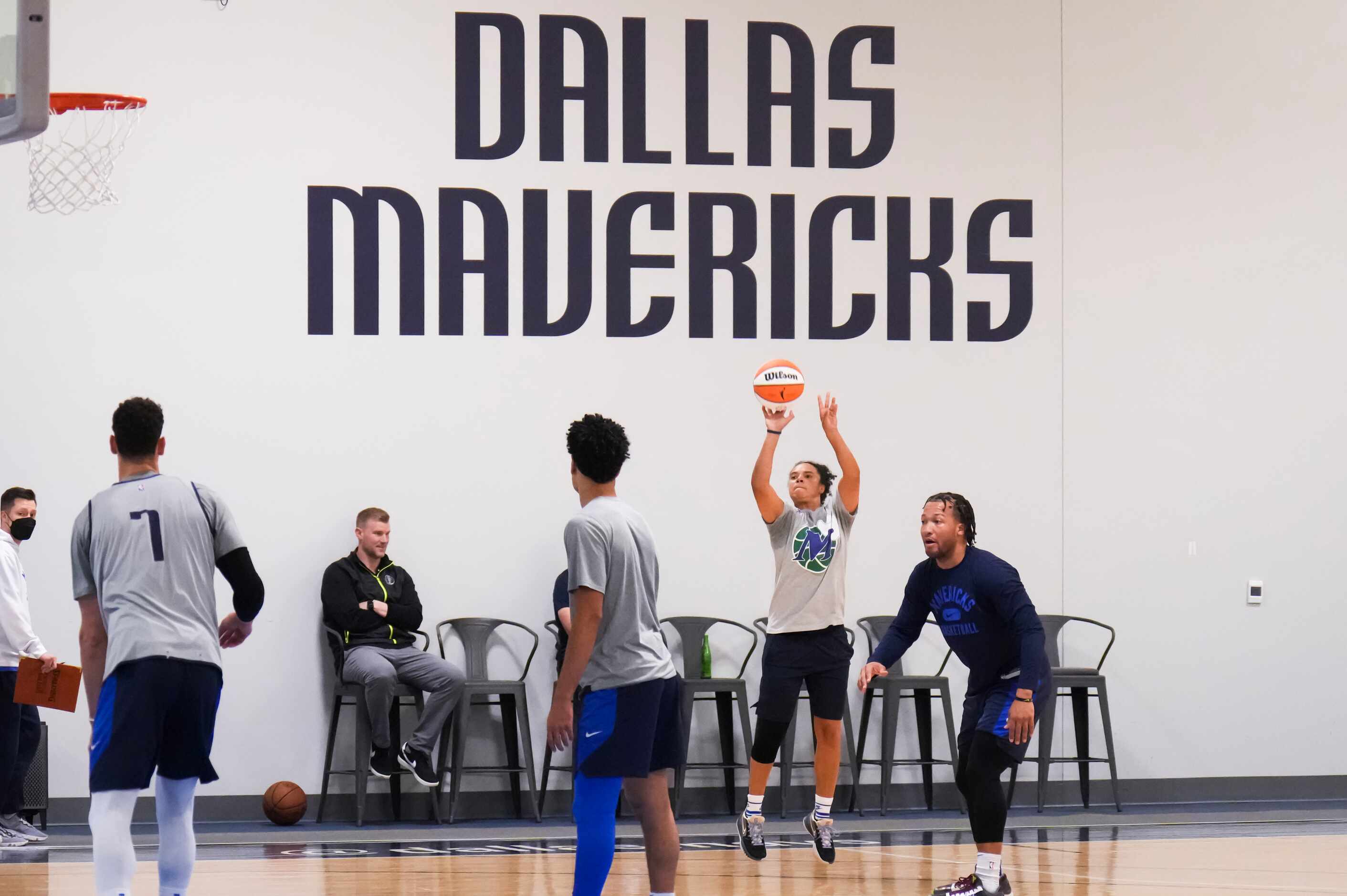 Dallas Mavericks assistant coach Kristi Toliver takes a shot with players, from left, center...