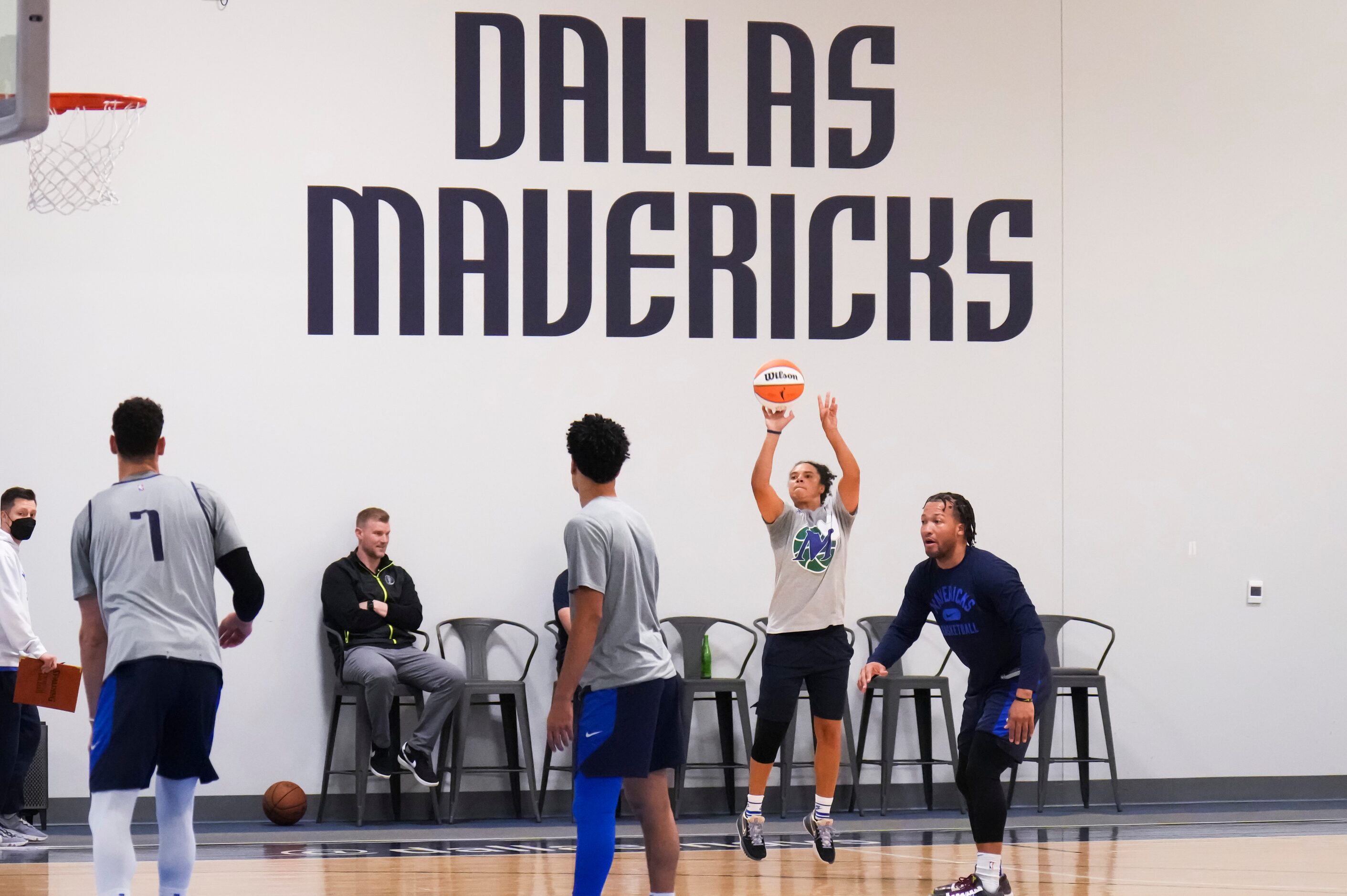 Dallas Mavericks assistant coach Kristi Toliver takes a shot with players, from left, center...