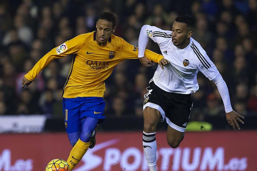 Rubén Vezo (3) del Valencia pelea por el balón con Neymar (11) del Barcelona en el partido...