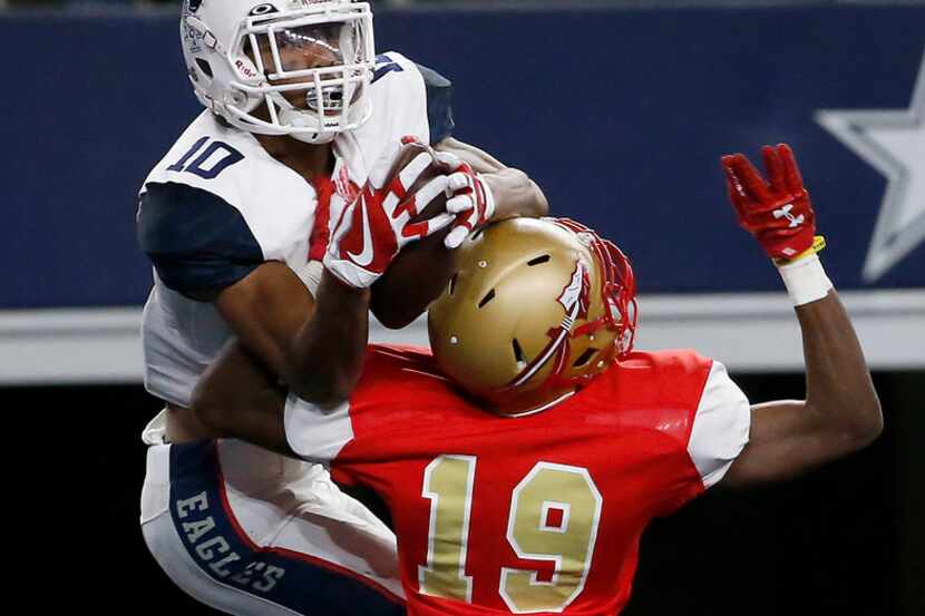 Allen's Theo Wease (10) pulls in a touchdown pass over South Grand Prairie's Kenneth...