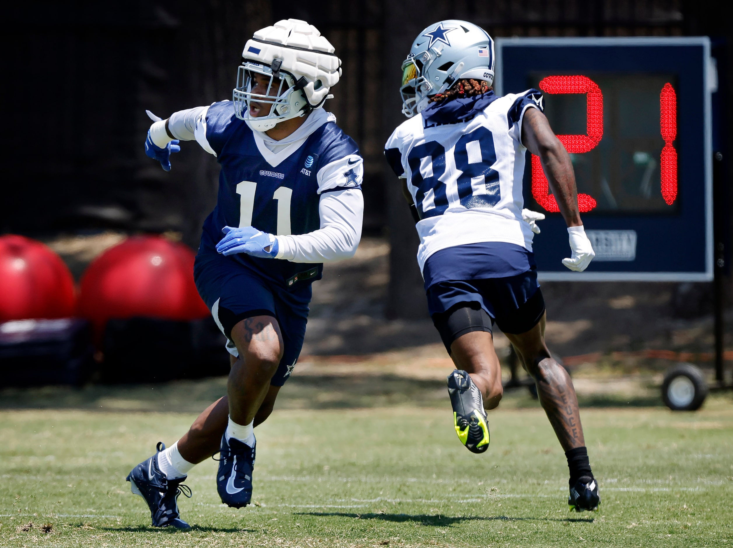 Dallas Cowboys outside linebacker Micah Parsons (11) passes on covering wide receiver CeeDee...