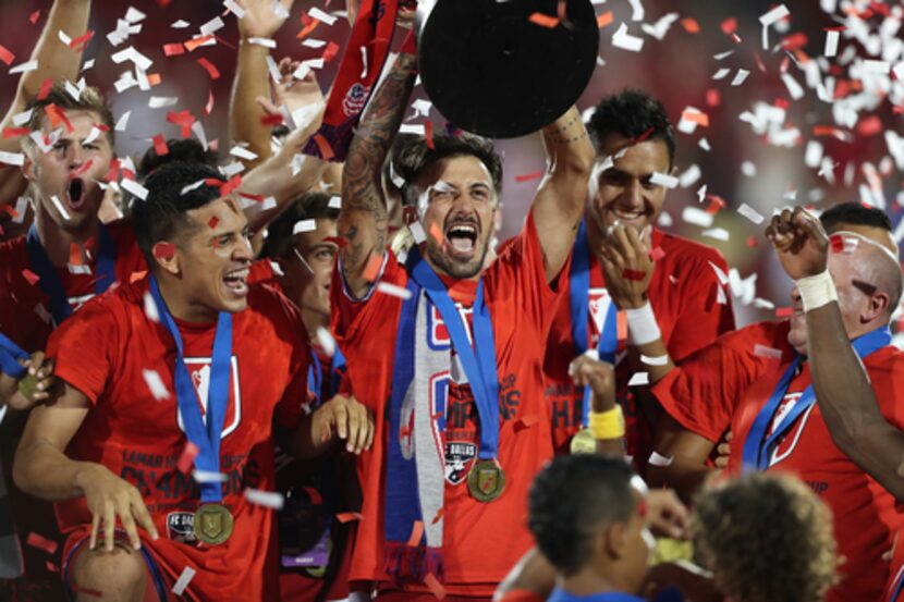 Maximiliano Urruti (centro) y el FC Dallas ganaron la US Lamar Hunt Open Cup en 2016. Foto...