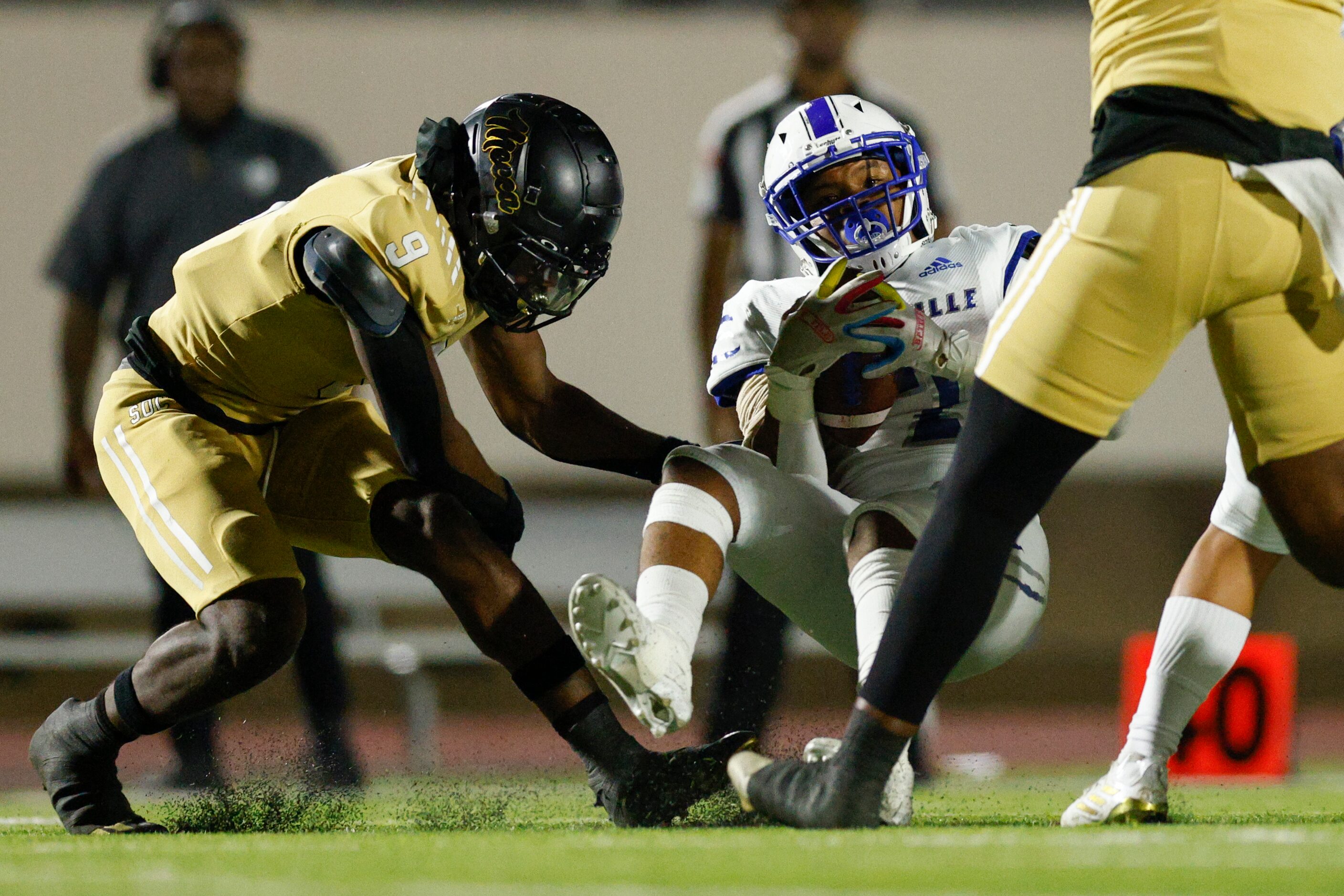 South Oak Cliff Dylan Brown-Turner (9) tackles Seagoville running back Ronald Manning (2)...