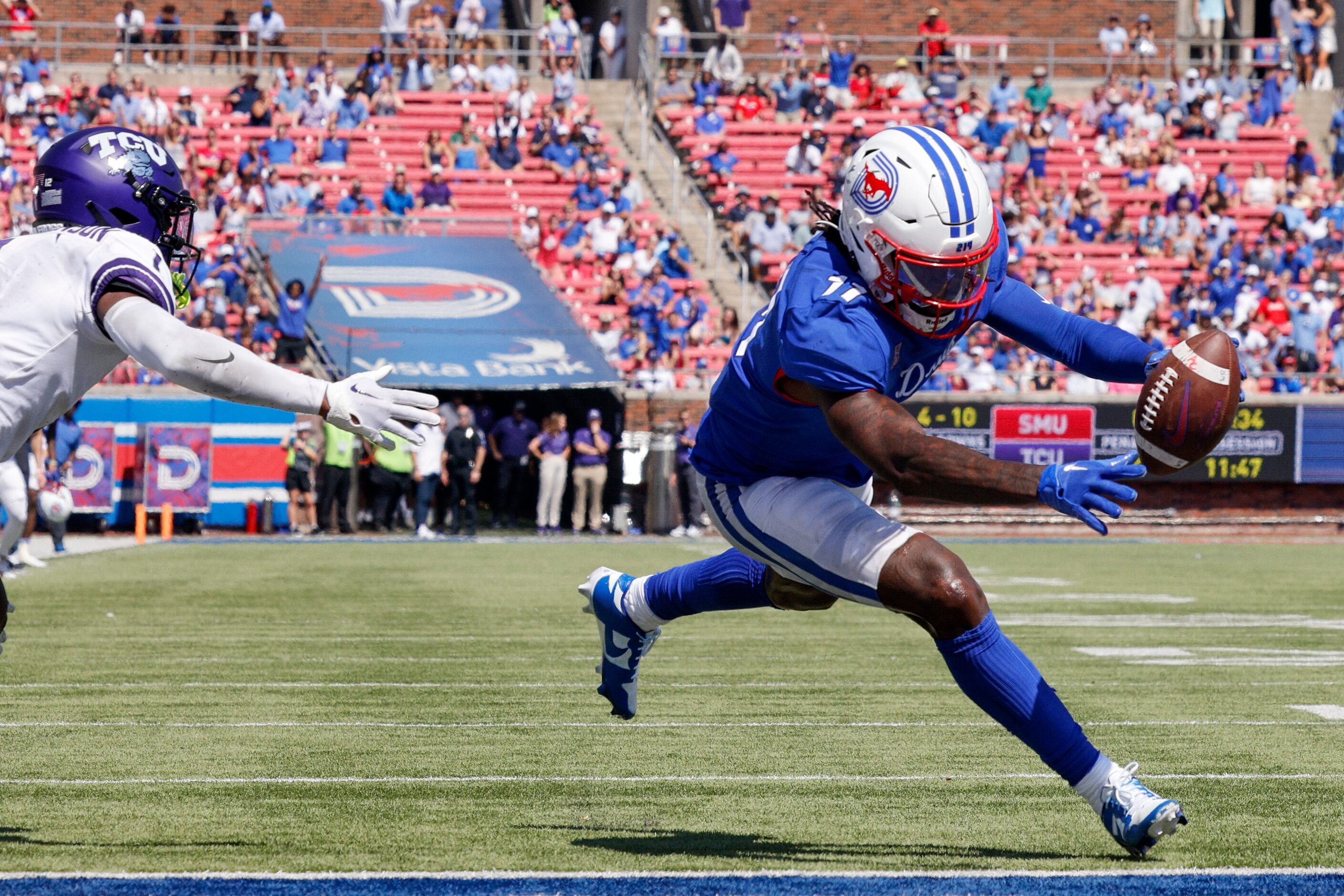 SMU wide receiver Rashee Rice (11) stretches the ball across the goal line for a touchdown...