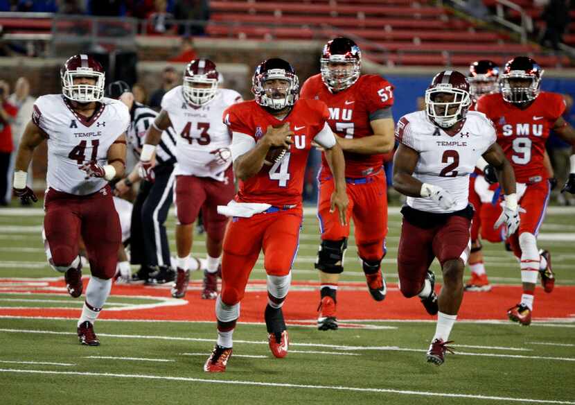 The Temple Owls try to catch Southern Methodist Mustangs quarterback Matt Davis (4) in a...