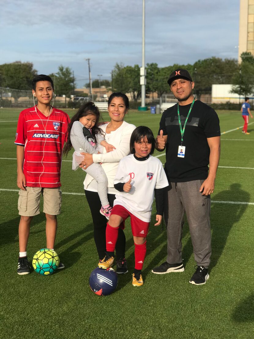 Julito García y su familia. Foto Al Día