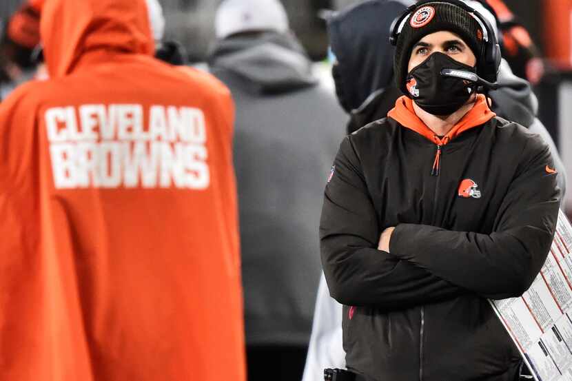 El entrenador en jefe de los Browns de Cleveland, Kevin Stefanski, no estará presente en el...