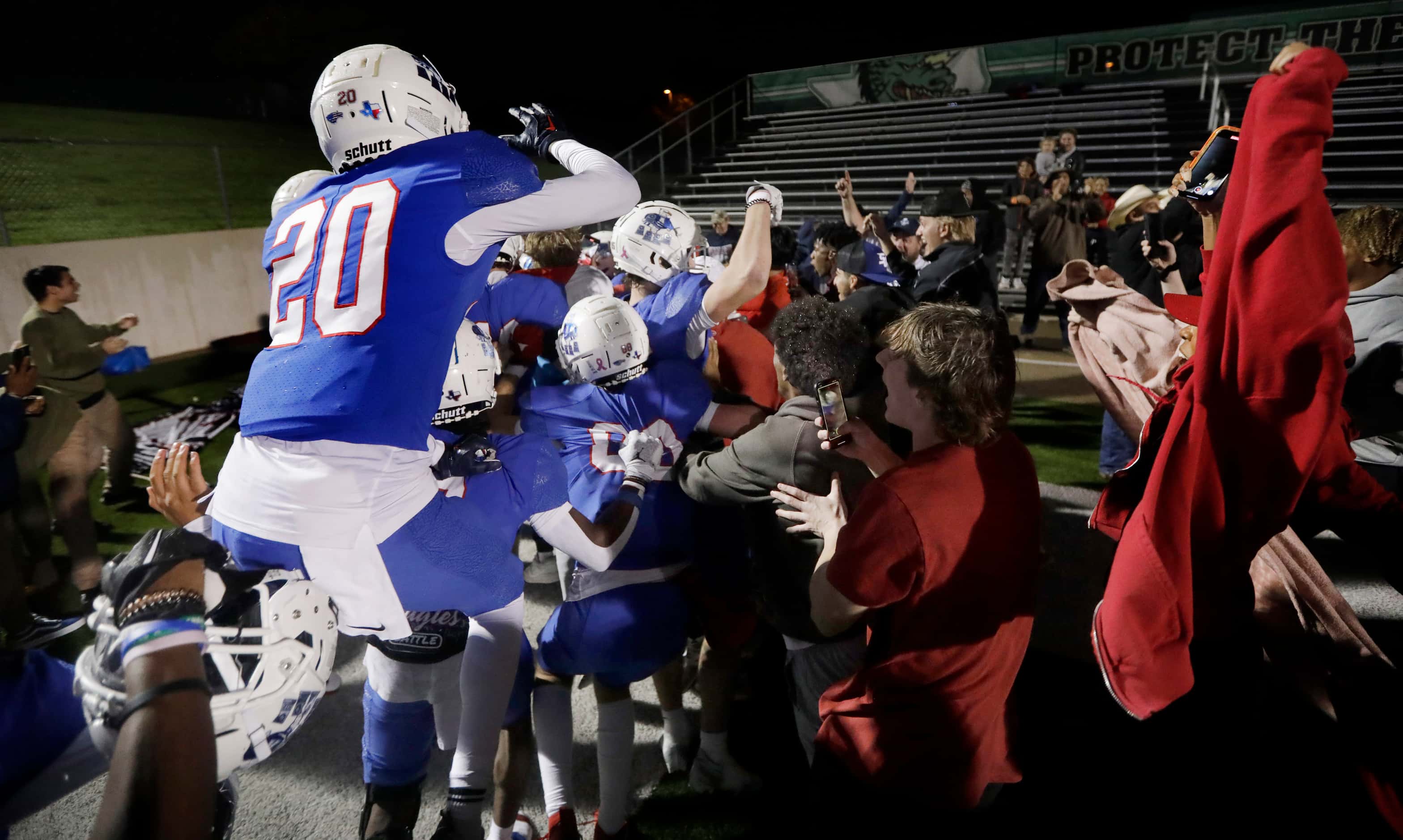 Allen Isaiah Williamson (20) leaps into the pile to congratulate running back Micah Ellis’s...