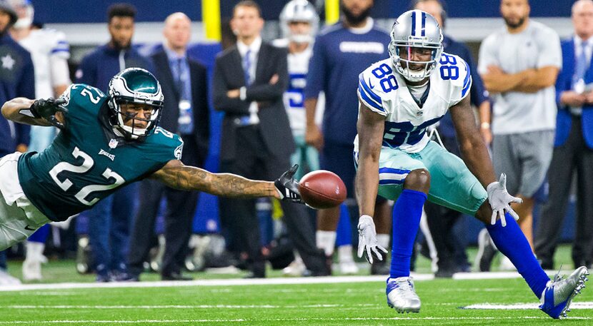 Philadelphia Eagles cornerback Nolan Carroll (22) knocks a pass away from Dallas Cowboys...