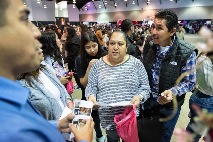 Ivanna Rios (izq.), Mary Ríos (centro) y Juan Ríos (der.) acudieron a la Expo Quinceañera...