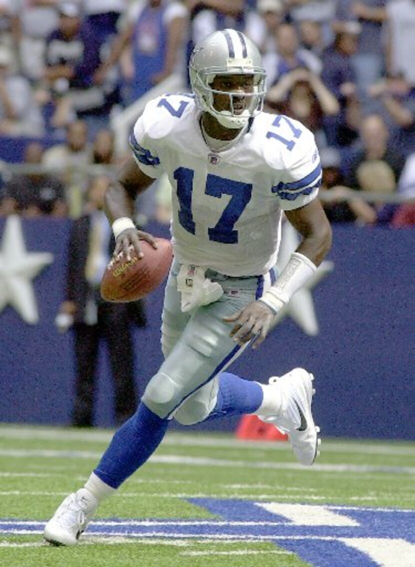 Dallas Cowbys quarterback Quincy Carter rolls to the right looking for a receiver in the...