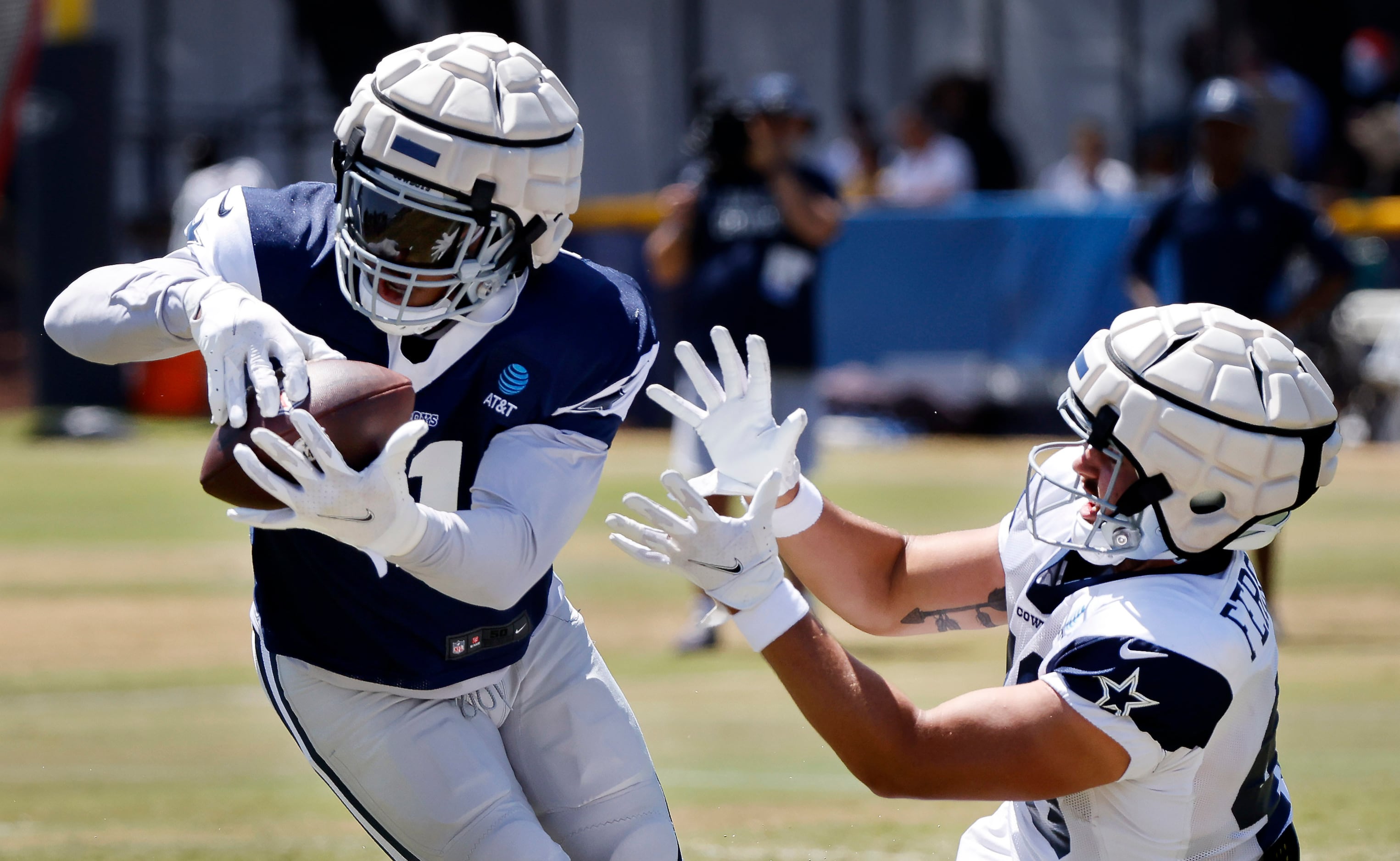 Dallas Cowboys outside linebacker Micah Parsons (11) steps in front of tight end Jake...