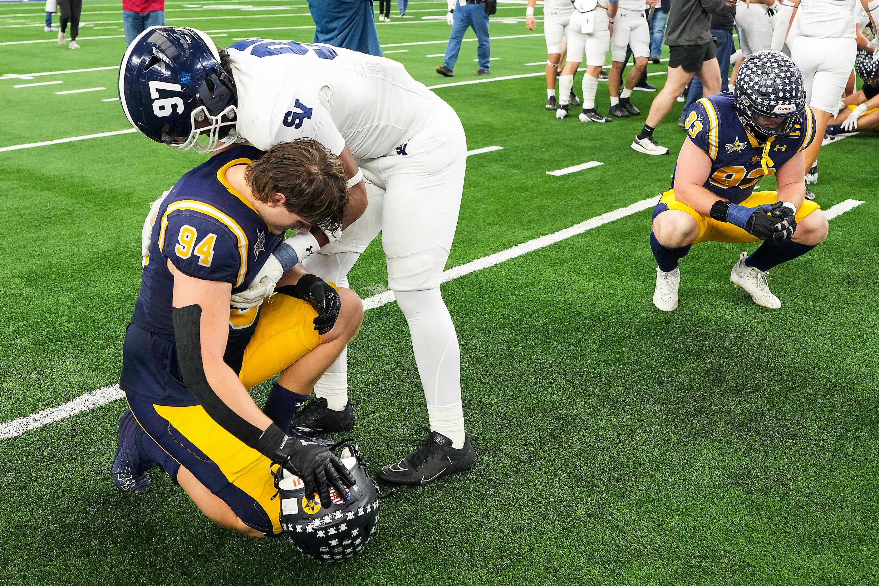 Highland Park's Hank Leigh (94) is consoled by Smithson Valley's Truth Duvall-El (97) after...