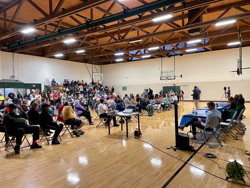 Autoridades de la ciudad se reunieron con vecinos de Oak Cliff en el Centro Comunitario del...