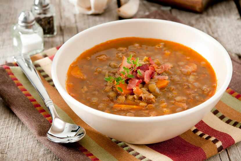 Sopa de lentejas rojas con vegetales y unos trocitos de tocino.(Getty Images)
