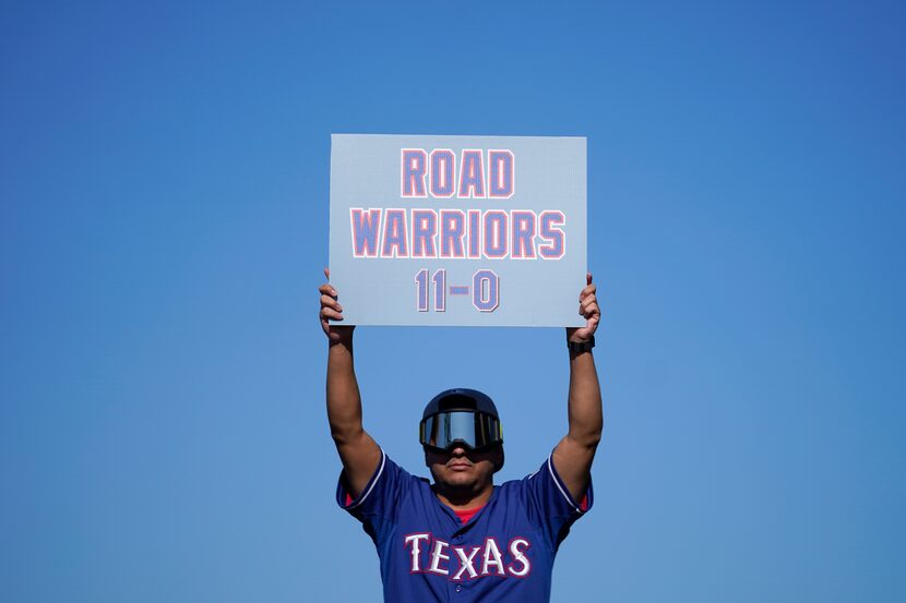 Una fan de los Texas Rangers con un cartel que hace referencia a las 11 victorias sin...