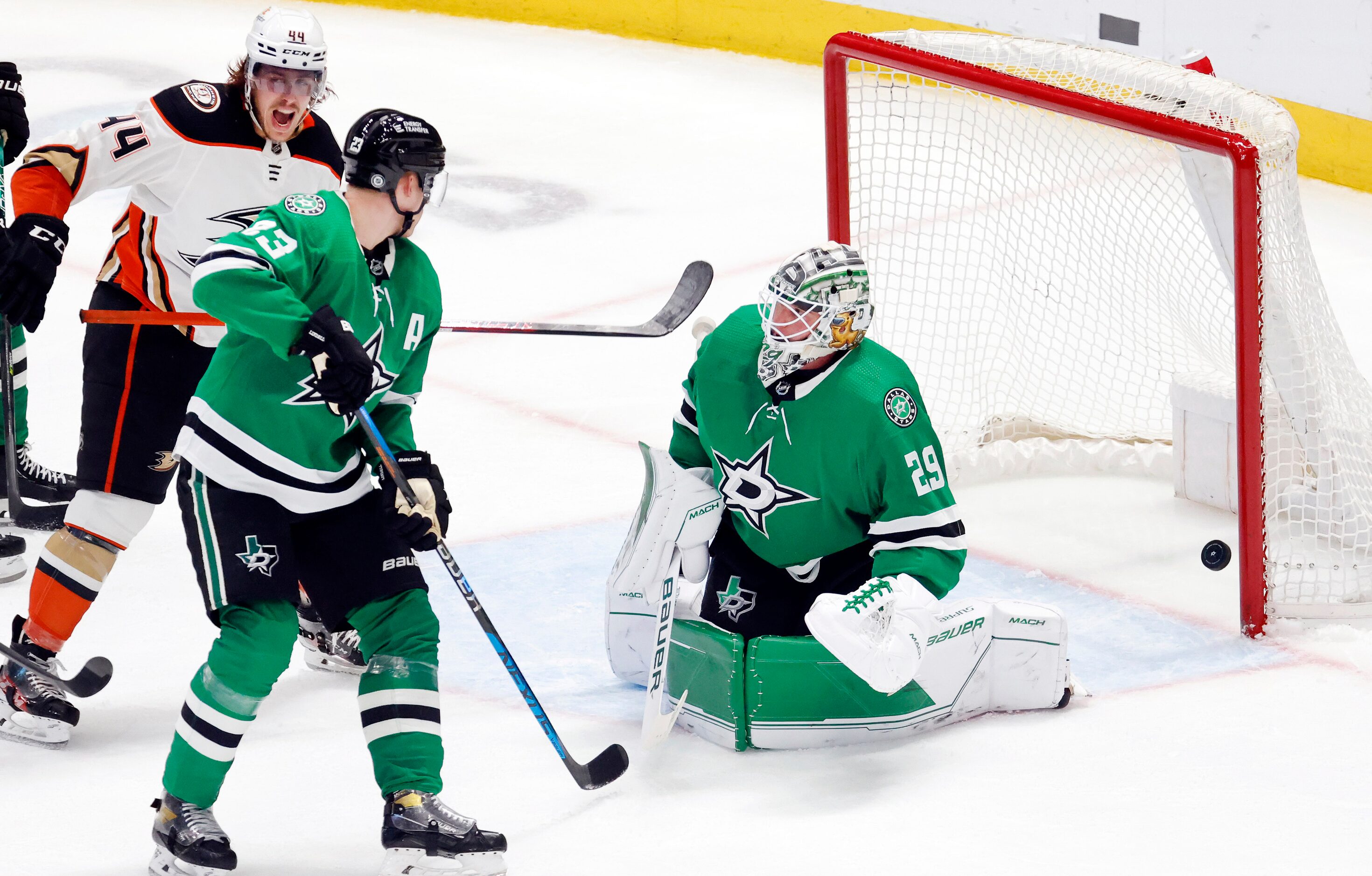 Dallas Stars goaltender Jake Oettinger (29) allows a third period goal by the Anaheim Ducks...