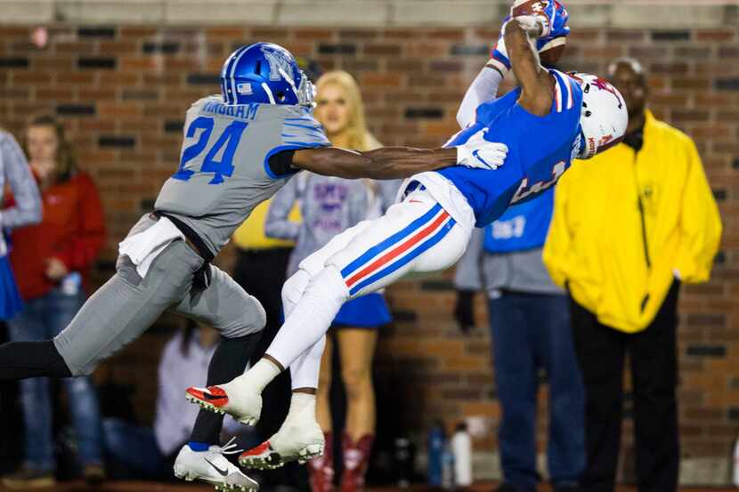 SMU Mustangs wide receiver James Proche (3) catches a pass and falls in to the end zone for...