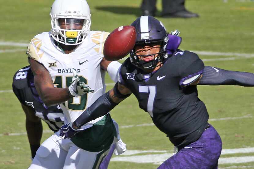 TCU Horned Frogs linebacker Arico Evans (7) breaks up a pass intended for Baylor Bears wide...
