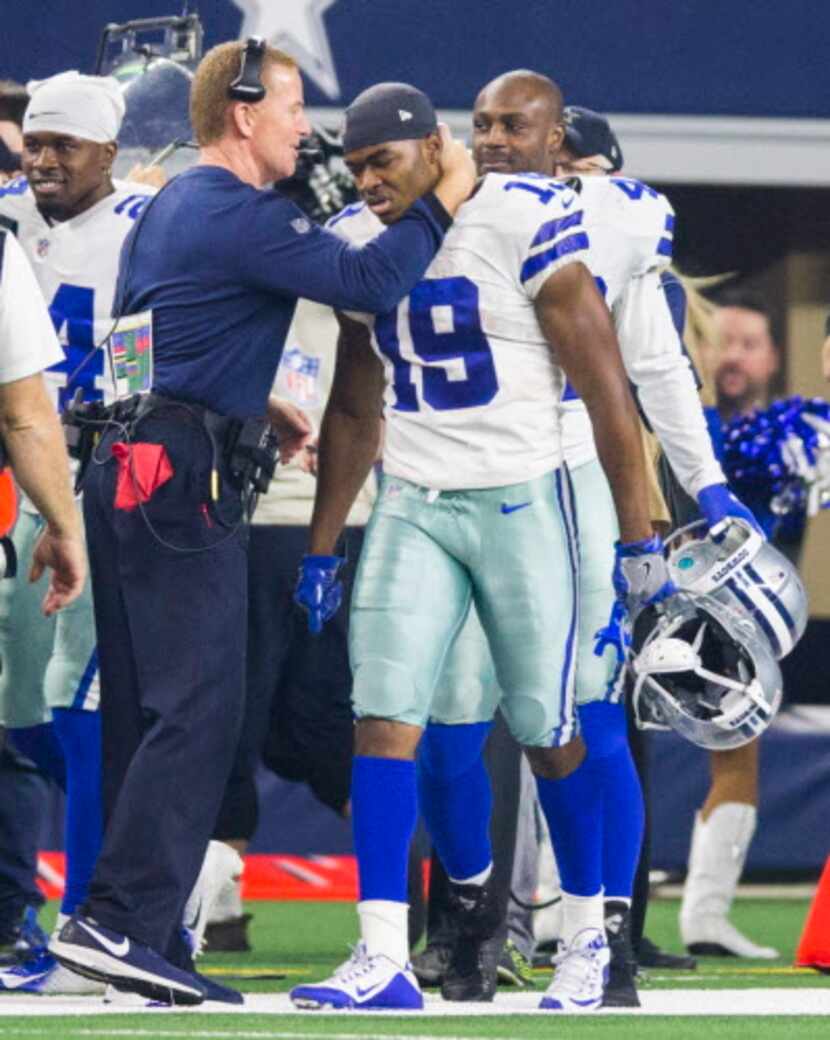 Amari Cooper junto al coach Jason Garrett (Ashley Landis/The Dallas Morning News)