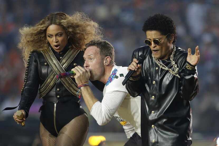 Beyoncé, Chris Martin (de Coldplay) y Bruno Mars durante el show de Medio Tiempo del Súper...