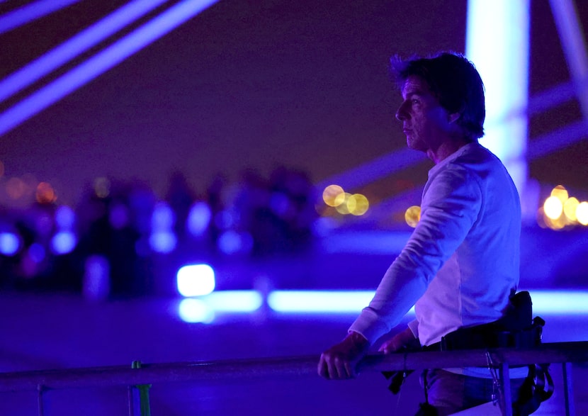 El actor Tom Cruise en el techo del Stade de France durante la ceremonia de clausura de los...