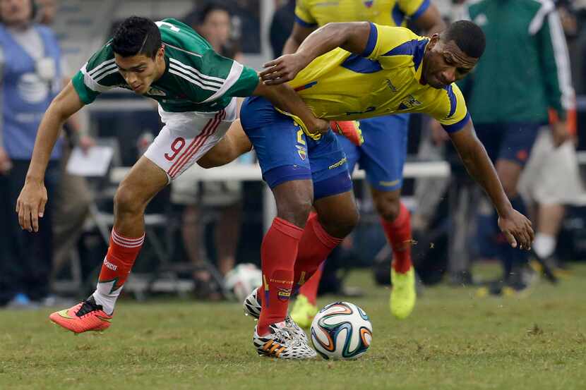 Raúl Jiménez (9) y México enfrentaron a Ecuador en mayo de 2014 en Arlington. (Brad...