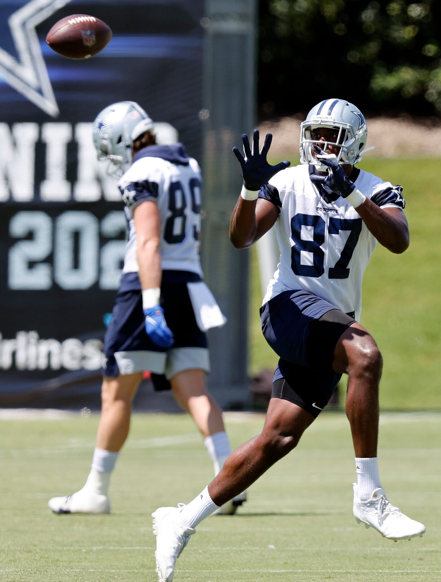 Dallas Cowboys tight end Jeremy Sprinkle (87) pulls in a pass during Training Camp drills at...