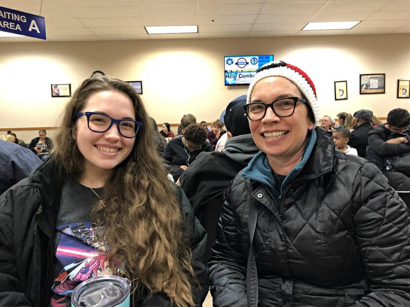 Mercedes Luna, estudiantes de Richland College, junto a su madre Diana, tuvieron que esperar...