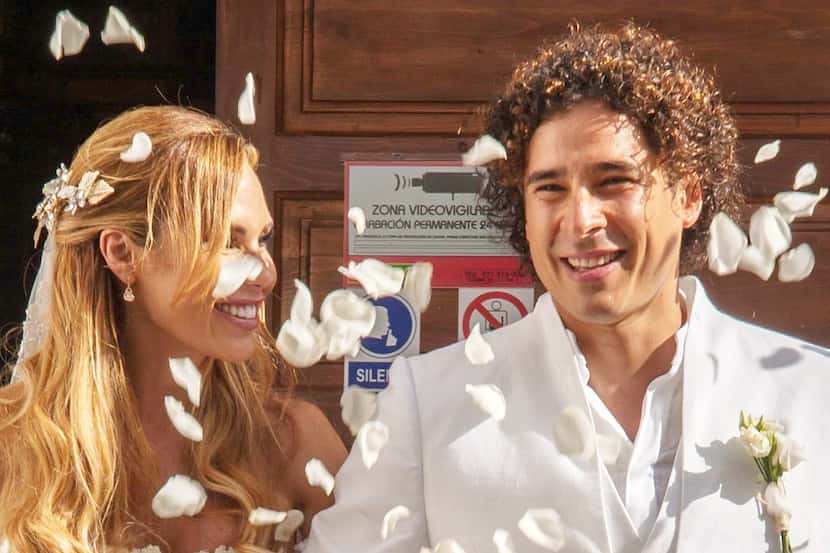 Karla Mora y Guillermo Ochoa en su boda en Ibiza, España, el 9 de julio de 2017.