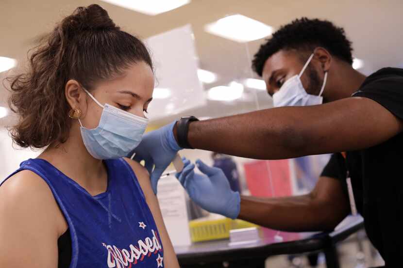 Emilia Carreño de 16 años recibe la vacuna covid-19 durante una clínica de vacunación del...