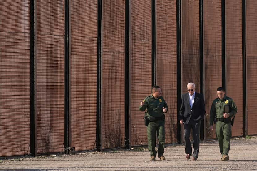 El presidente Joe Biden camina a un lado de la frontera con México, en El Paso, Texas,...