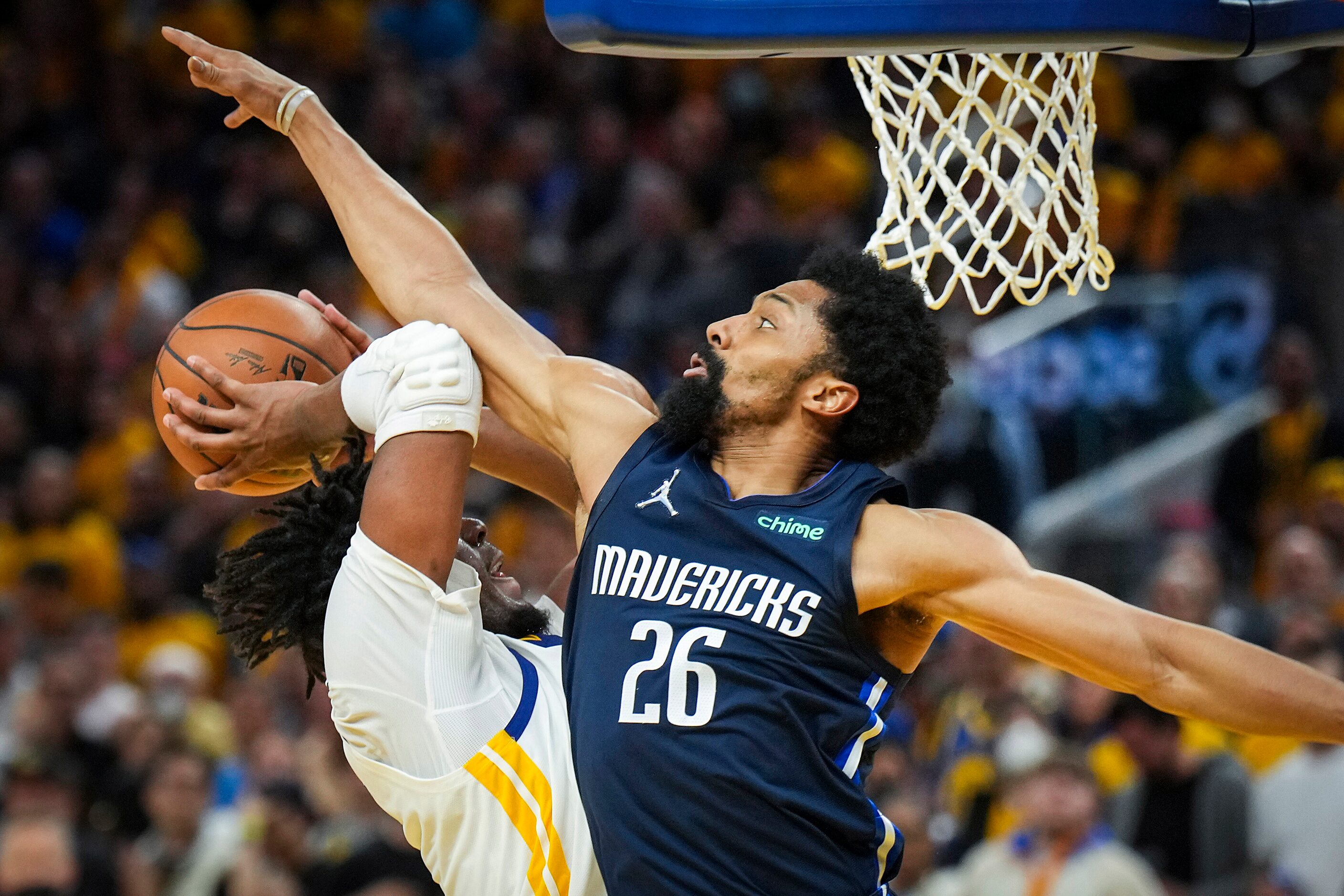 Golden State Warriors center Kevon Looney (5) drives to the basket as Dallas Mavericks guard...