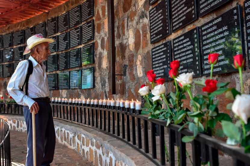 Juan Mara Argueta, un sobreviviente de la masacre de El Mozote, visitó en 2018 el monumento...