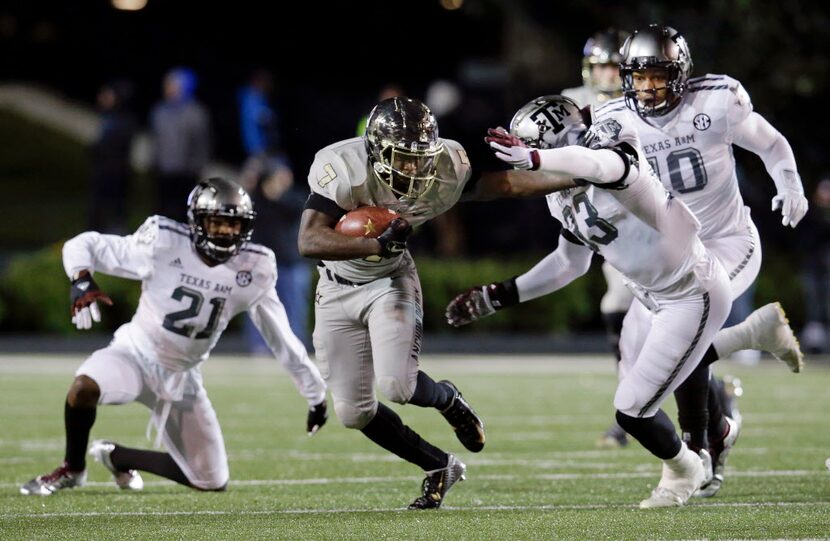 Vanderbilt running back Ralph Webb (7) tries to get past Texas A&M linebacker Shaan...