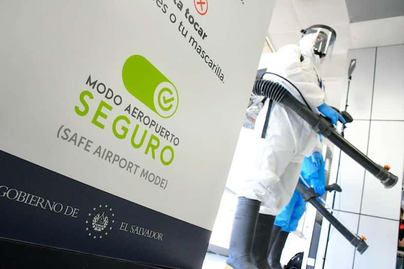 Aeropuerto de El Salvador exige pruebas de coronavirus para entrar al país.