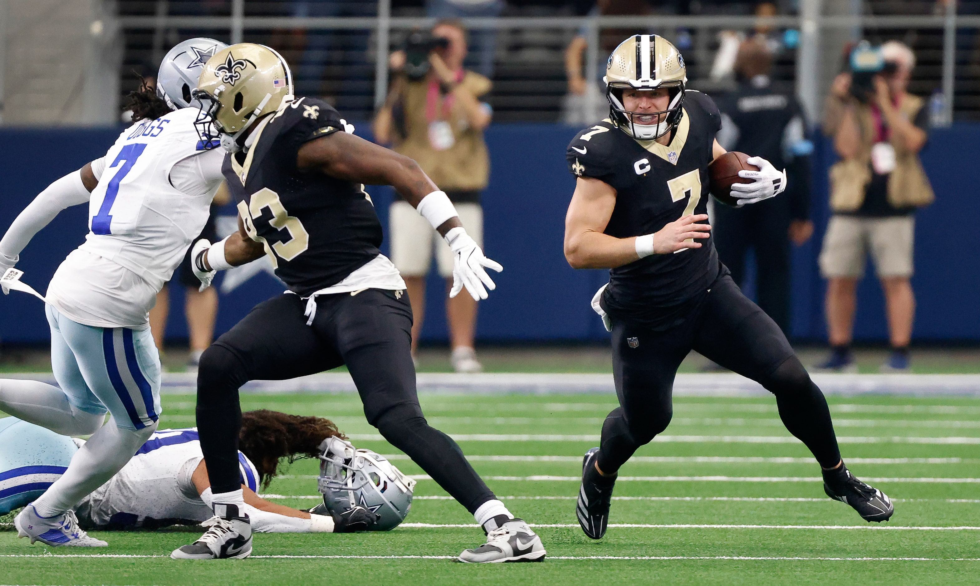 New Orleans Saints quarterback Taysom Hill (7) takeoff running after Dallas Cowboys...