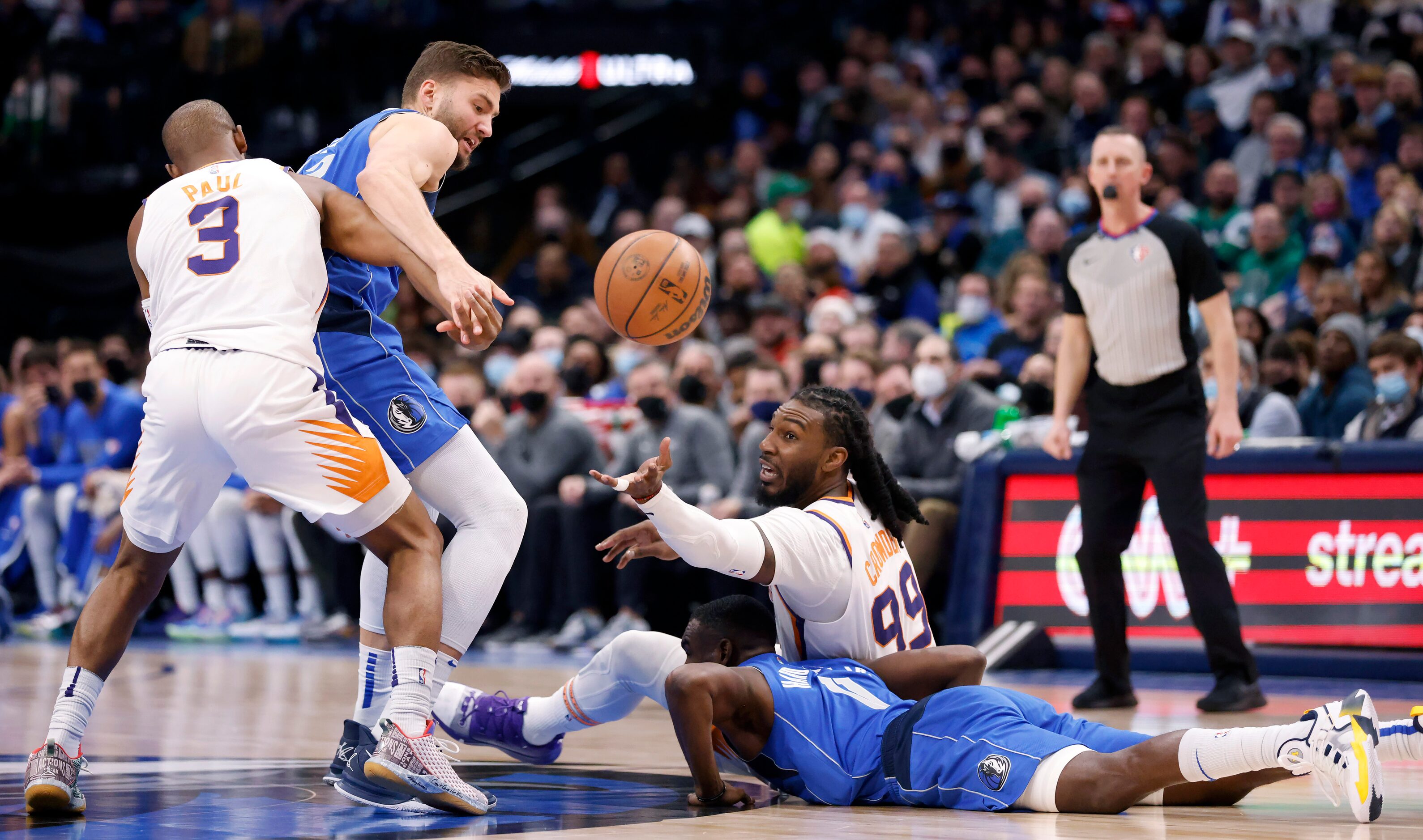 Phoenix Suns forward Jae Crowder (99) tries to pass the ball away after scrambling for it...