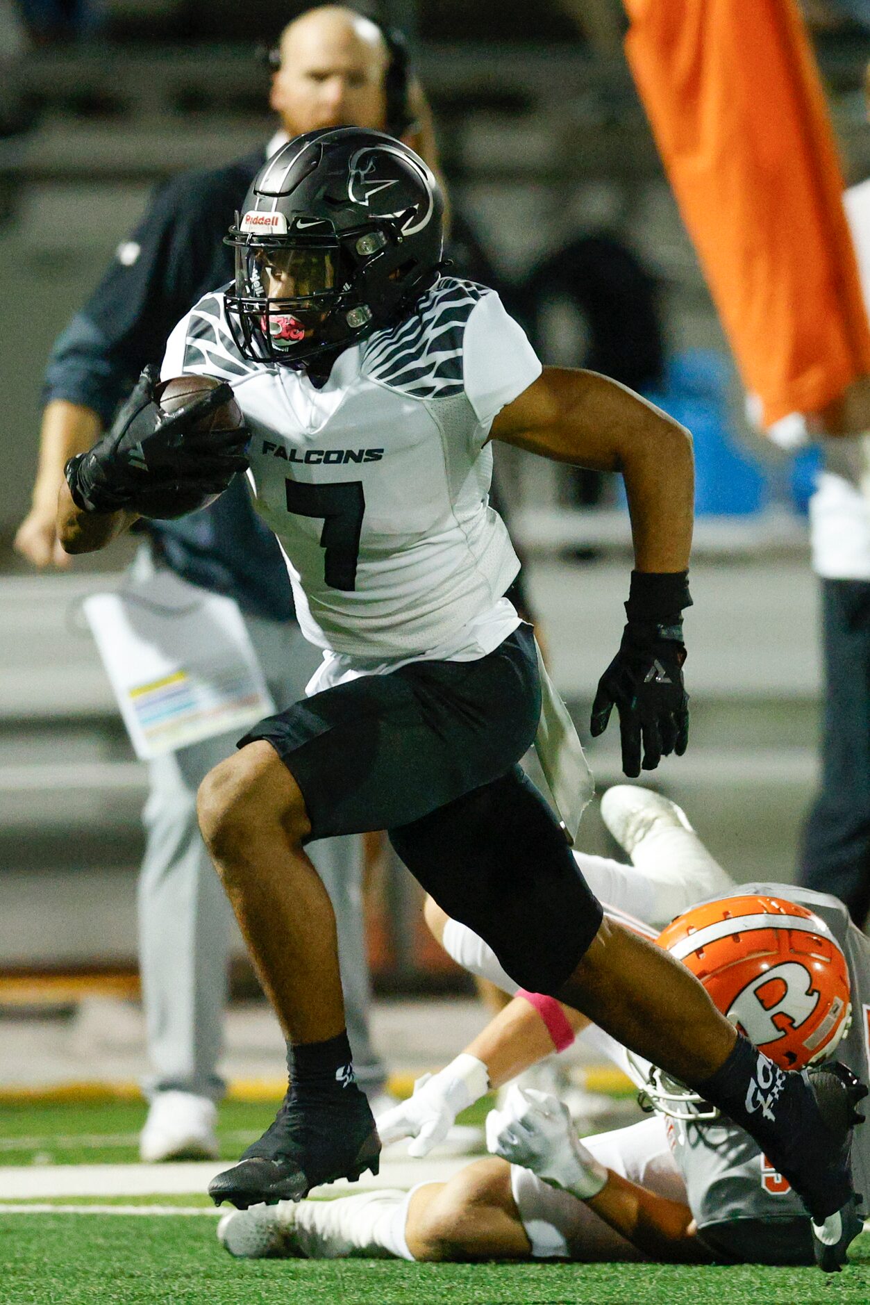 North Forney’s Kellen Sanders (7) runs through a tackle attempt from Rockwall linebacker...